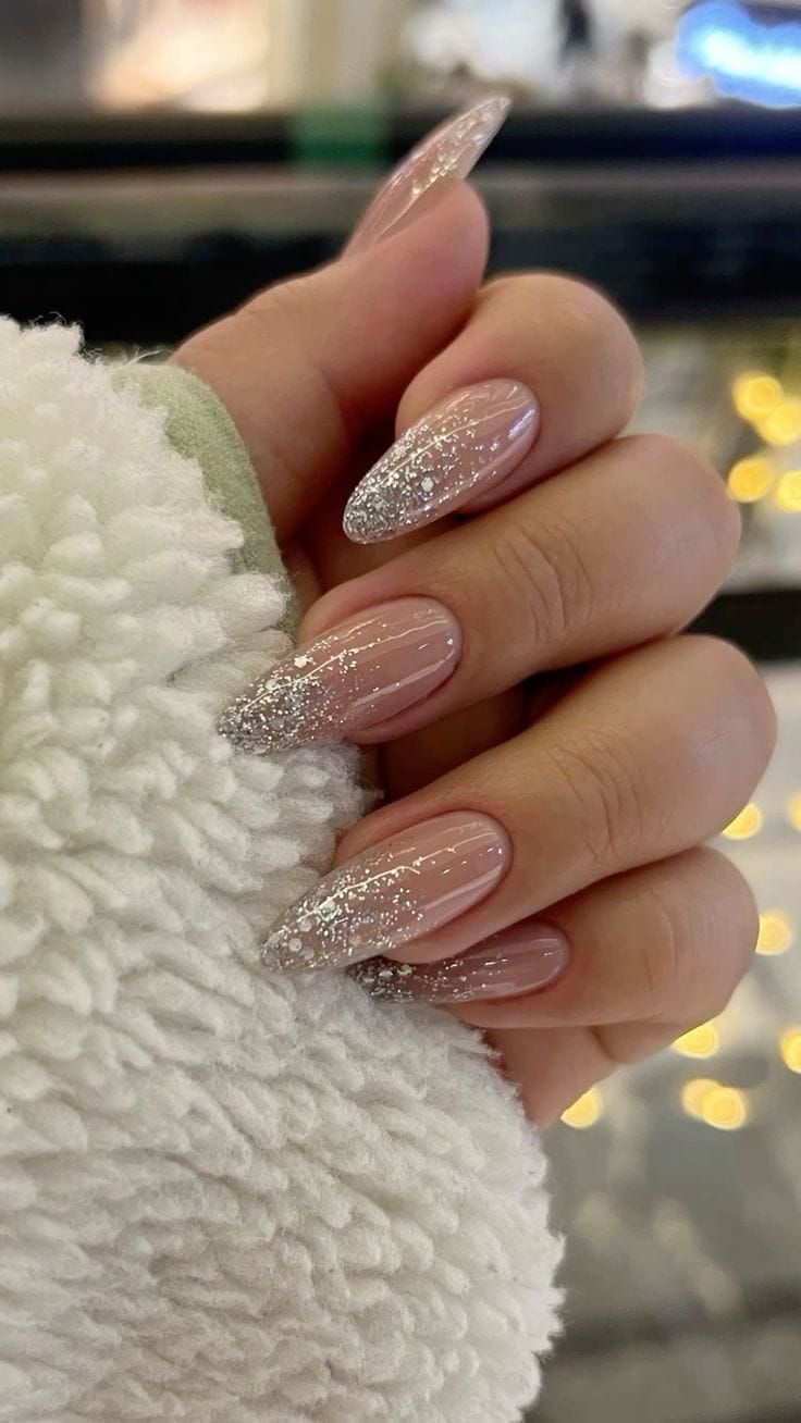 Oval line art nail design by Yuki Sato
