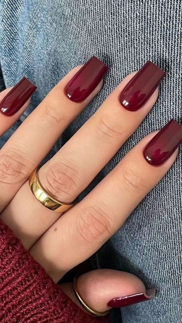 Oval line art nail design by Naomi Belle