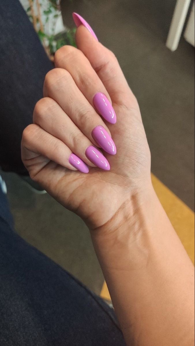 Stiletto line art nail design by Amber Reed