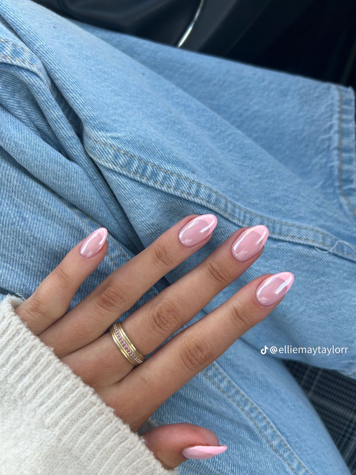 Oval line art nail design by Ella Rose