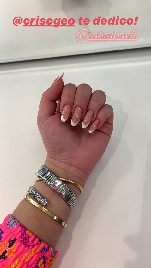 Almond line art nail design by Clara Dubois