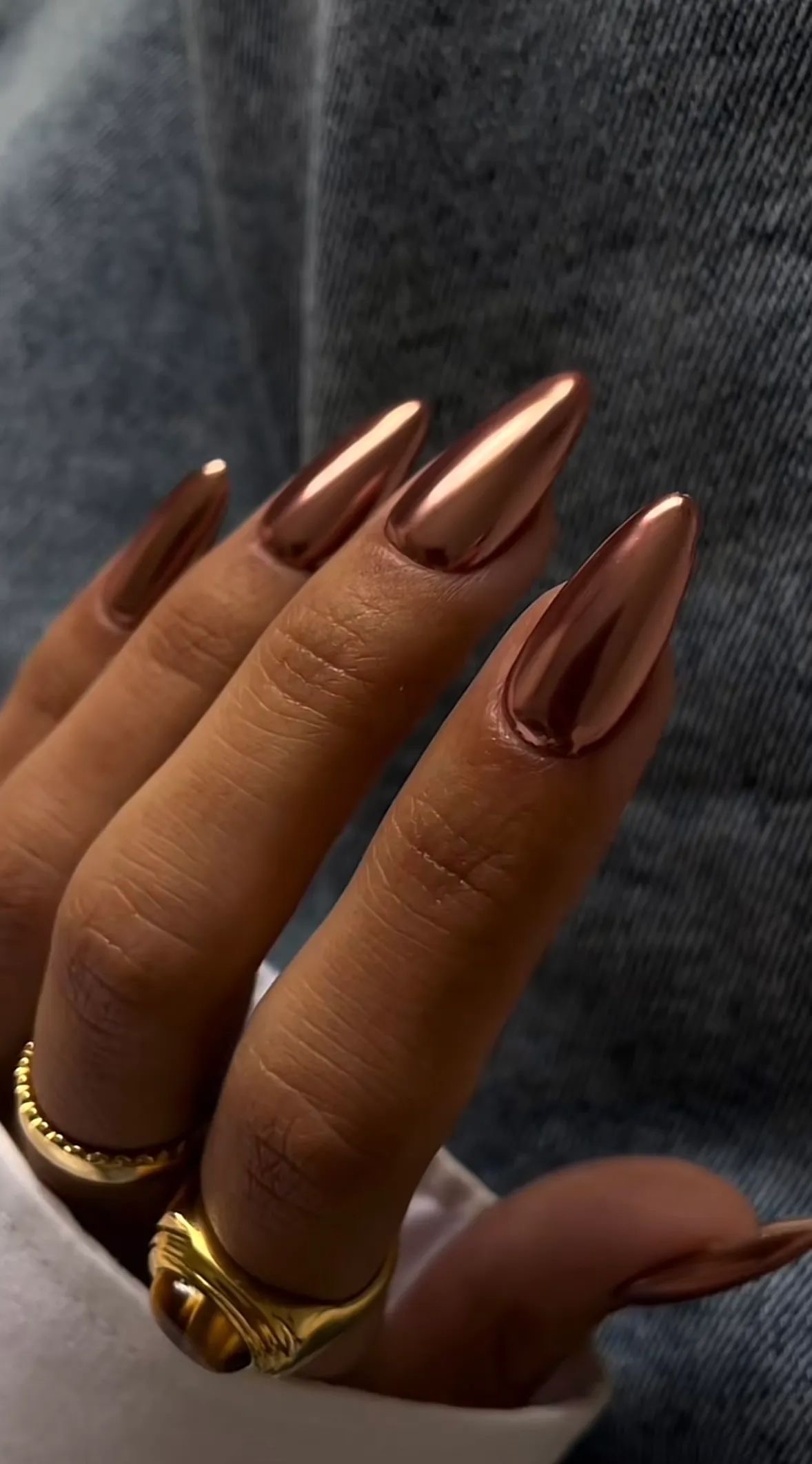 Almond line art nail design by Alice Hart