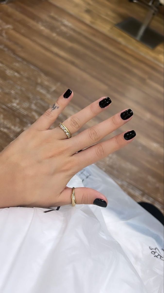 Oval geometric nail design by Charlotte Bloom