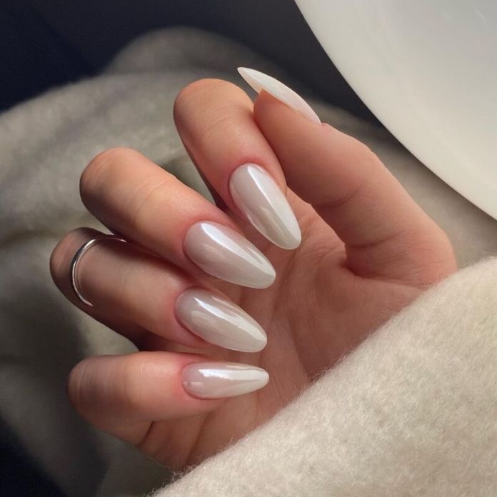 Oval geometric nail design by Charlotte Bloom