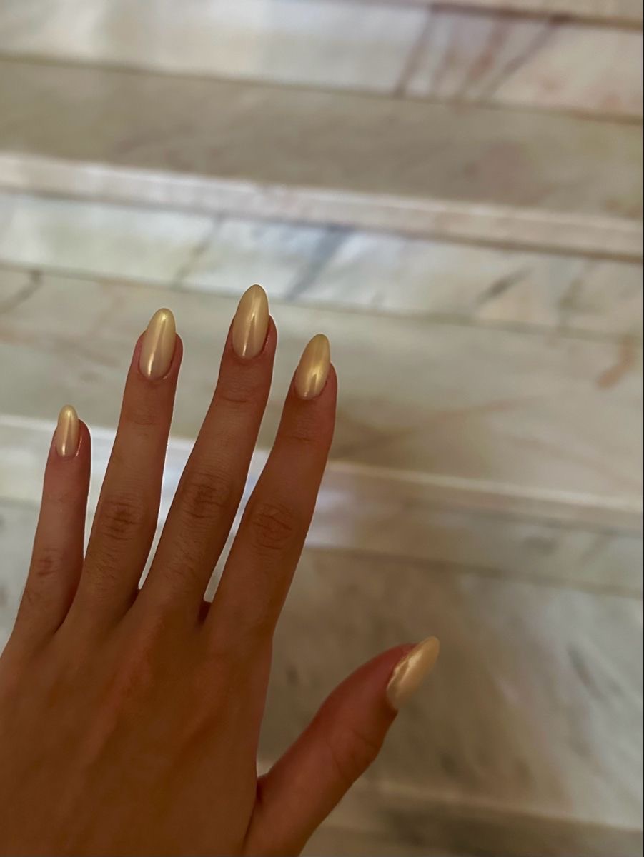 Almond minimalist nail design by Hannah Rae