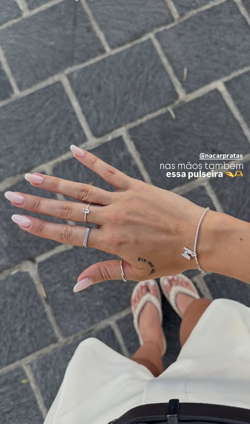 Almond minimalist nail design by Hannah Rae