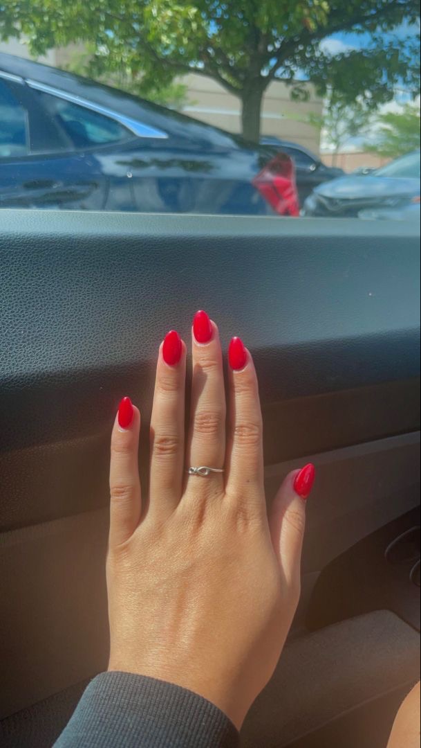 Oval abstract nail design by Isla Marine