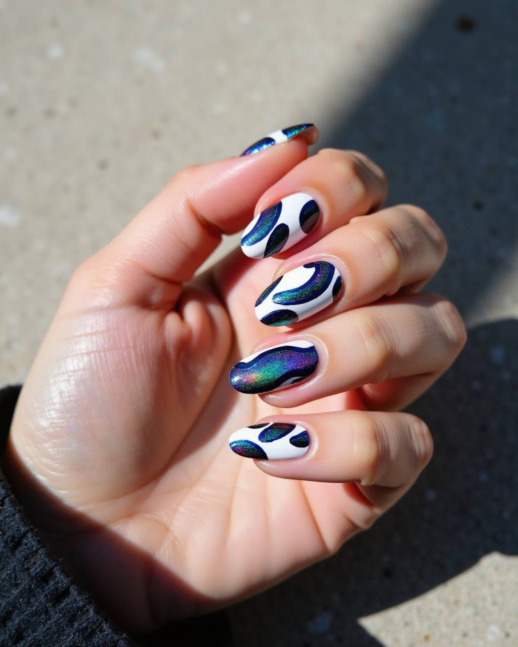 Oval abstract nail design by Hana Kim