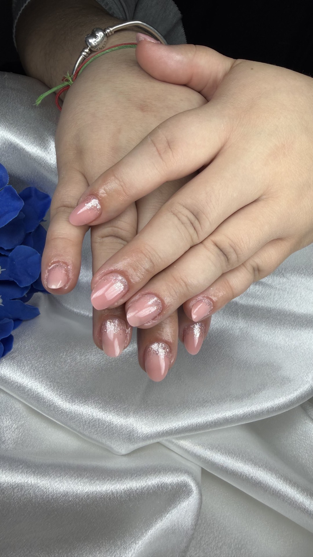 Oval abstract nail design by Márcia Tavares