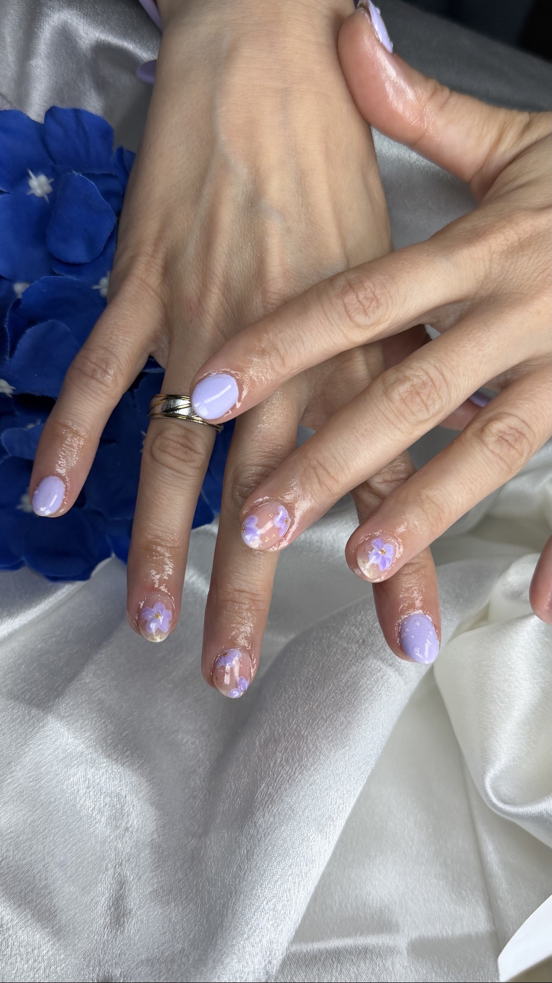 Oval floral nail design by Márcia Tavares