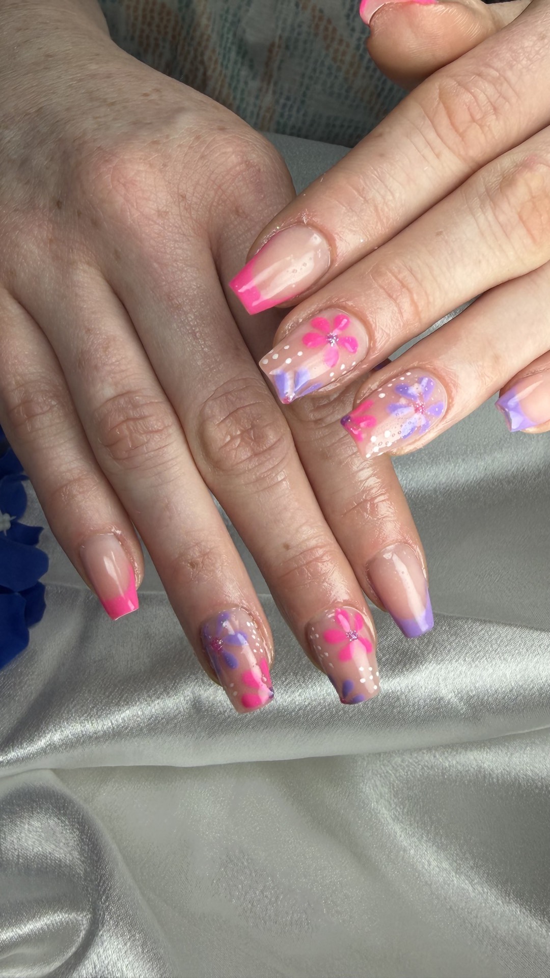 Neutral floral nail design by Márcia Tavares