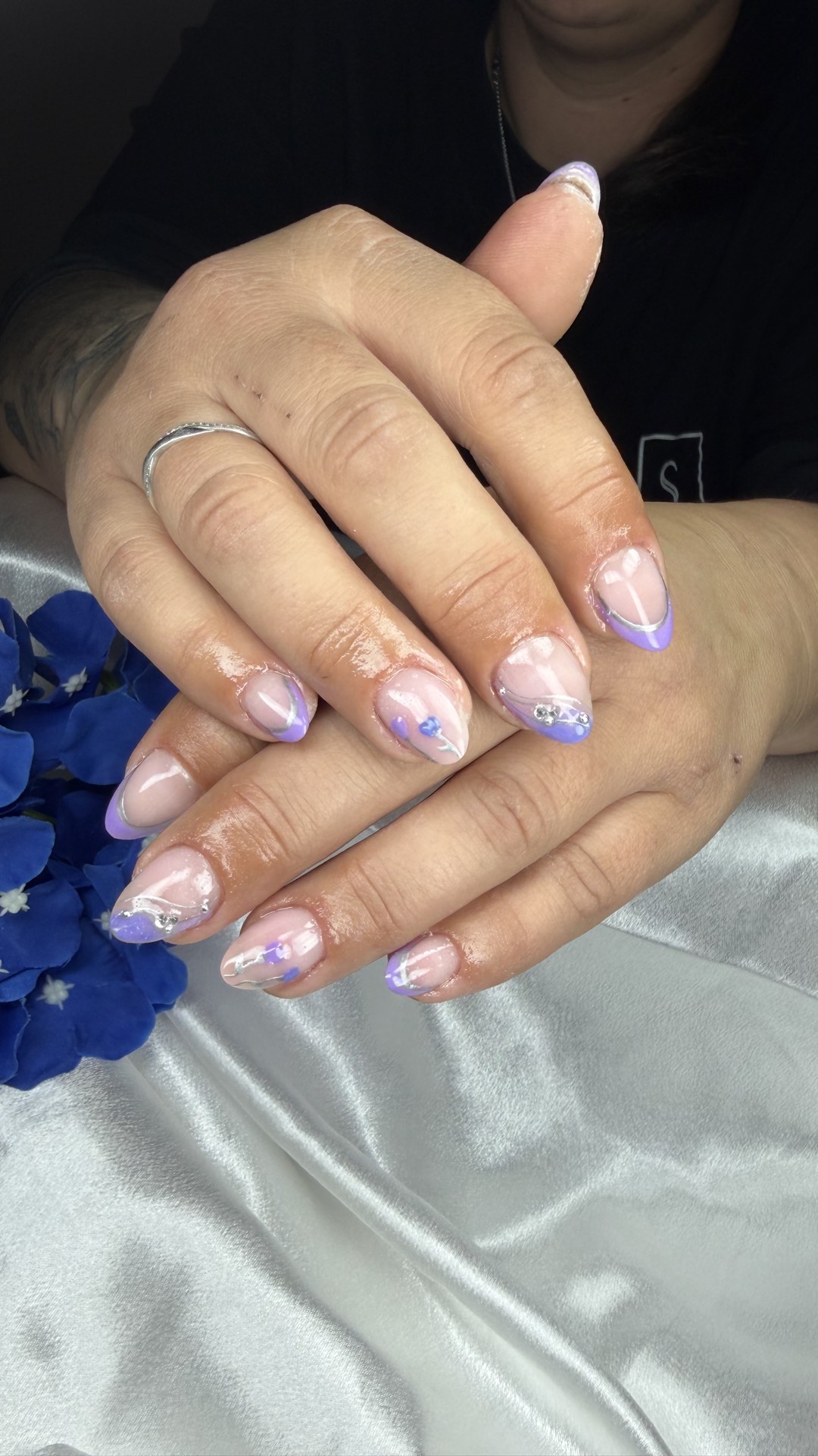 Oval rhinestone nail design by Márcia Tavares