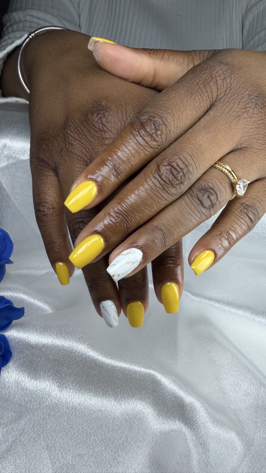 Neutral marble nail design by Márcia Tavares