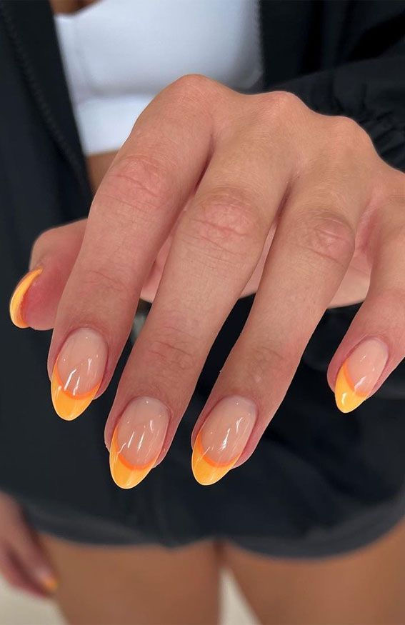 Almond minimalist nail design by Sadie Bloom