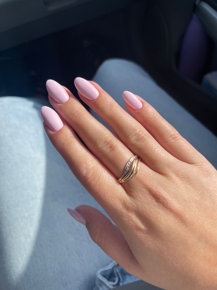 Oval abstract nail design by Lola Fernandez