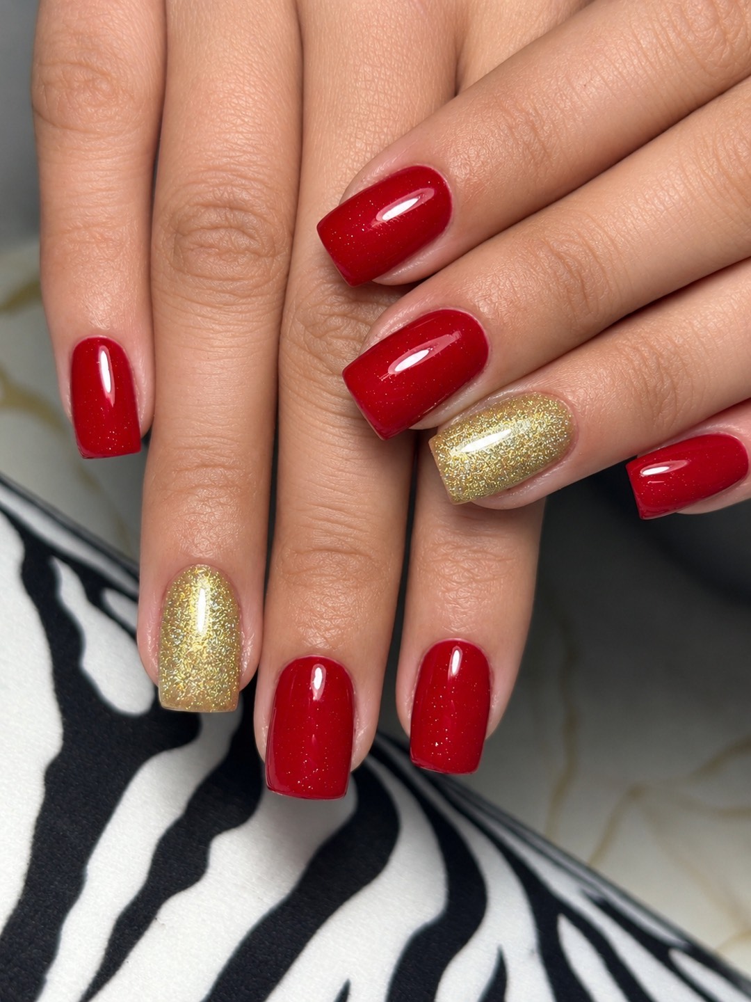Orange nail design by @madalinavlas