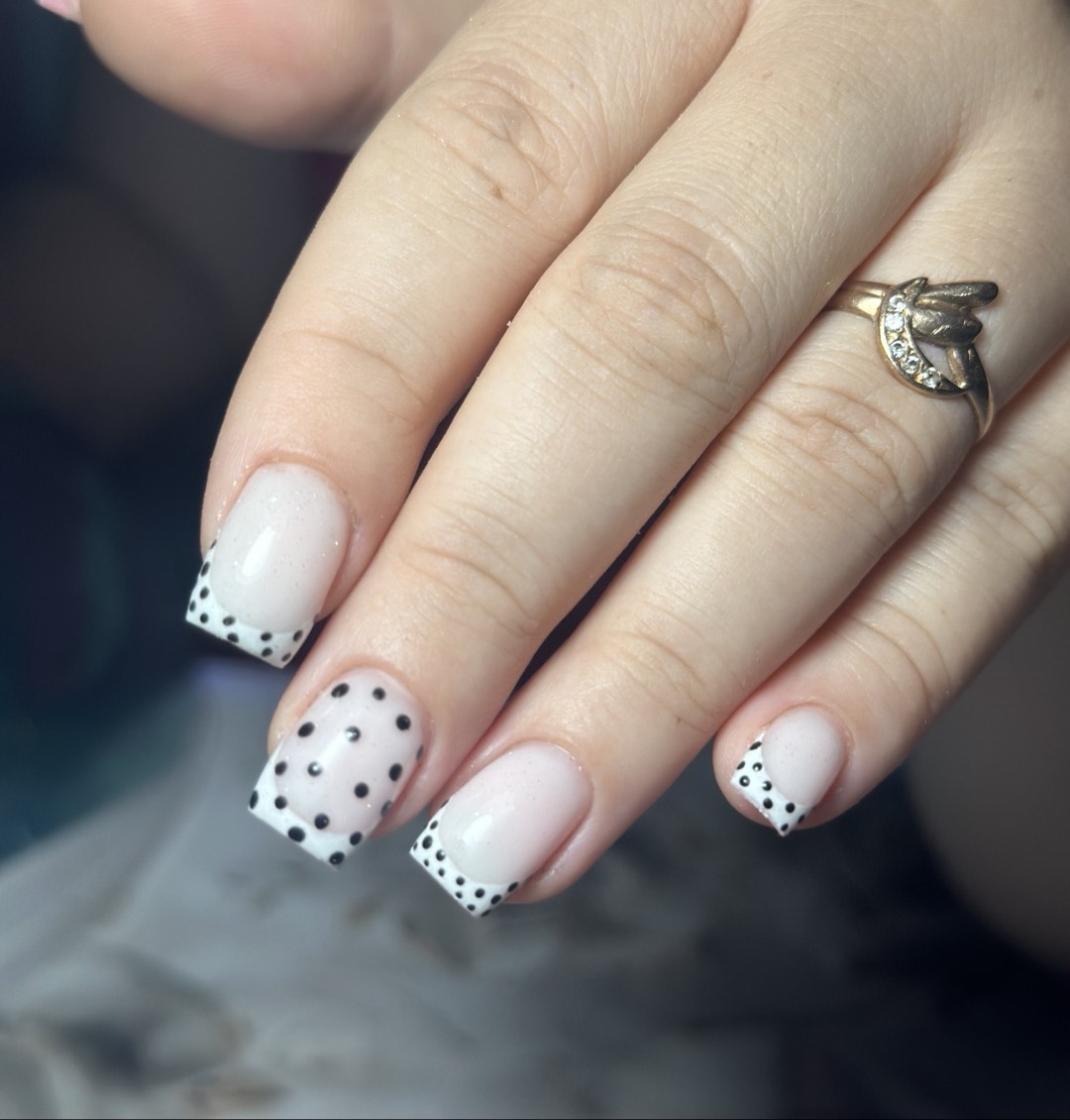 White nail design by @madalinavlas