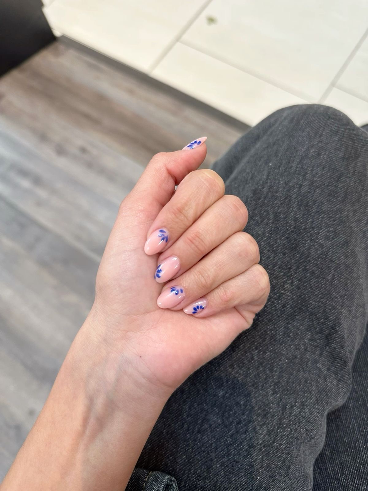 Oval line art nail design by Bella Quinn