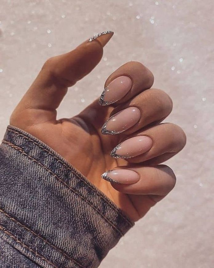 Oval line art nail design by Everly Grace