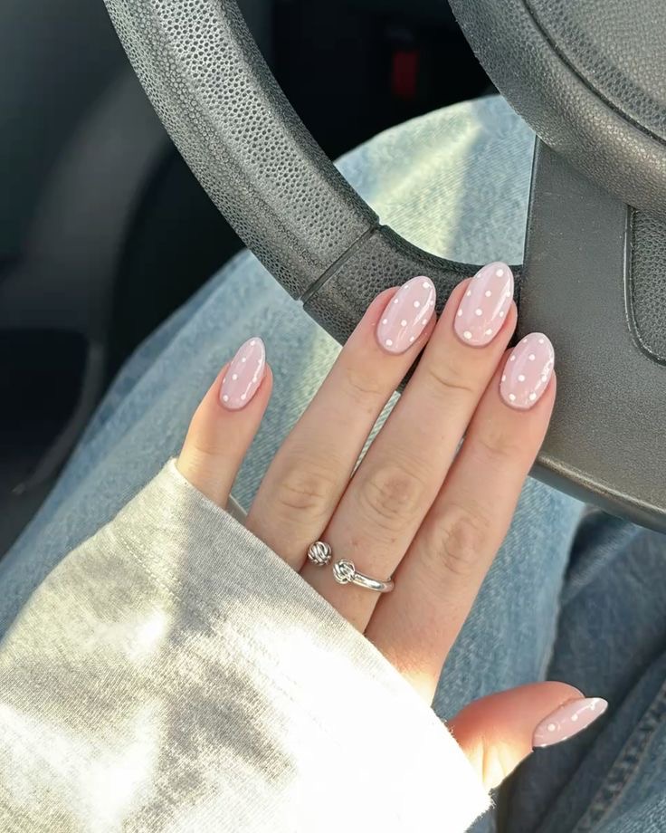 Almond line art nail design by Sophie Chevalier