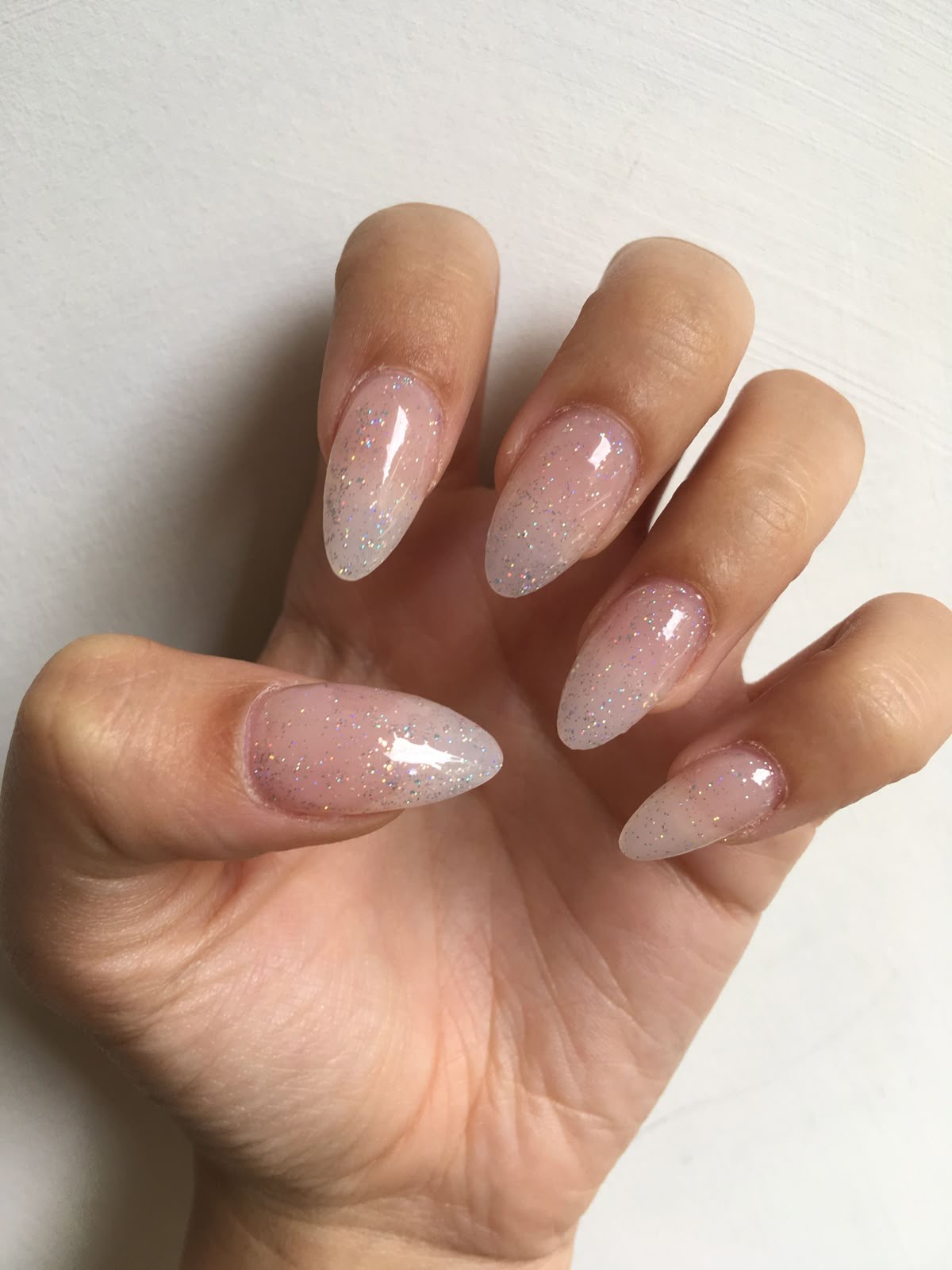 Almond minimalist nail design by Sophie Chevalier