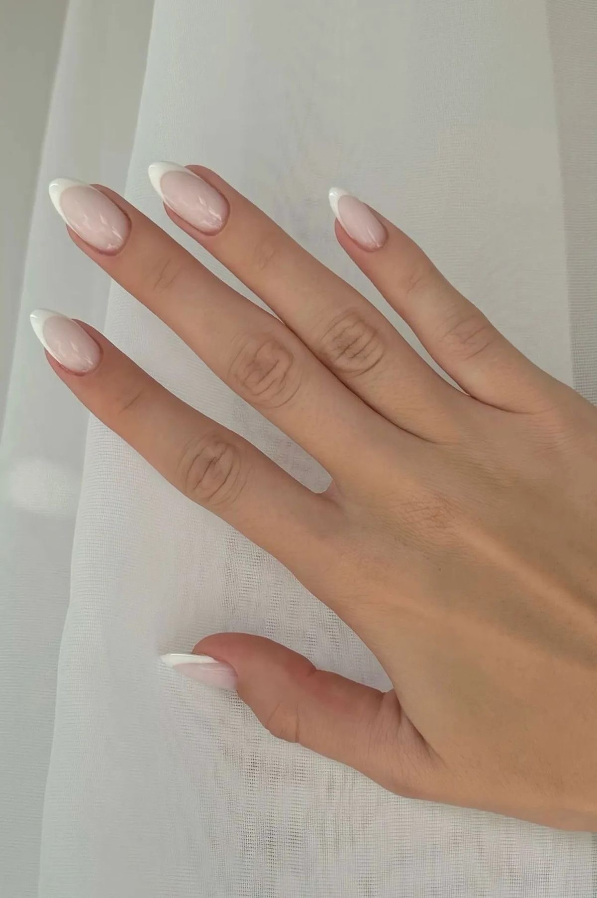 Oval line art nail design by Sophie Chevalier