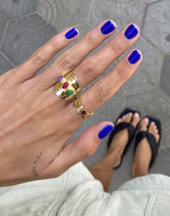 Squoval line art nail design by Sophie Chevalier